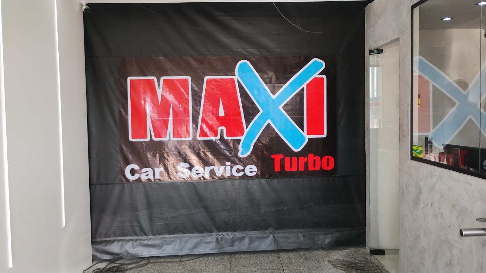 Aplicacao de adesivo comercial